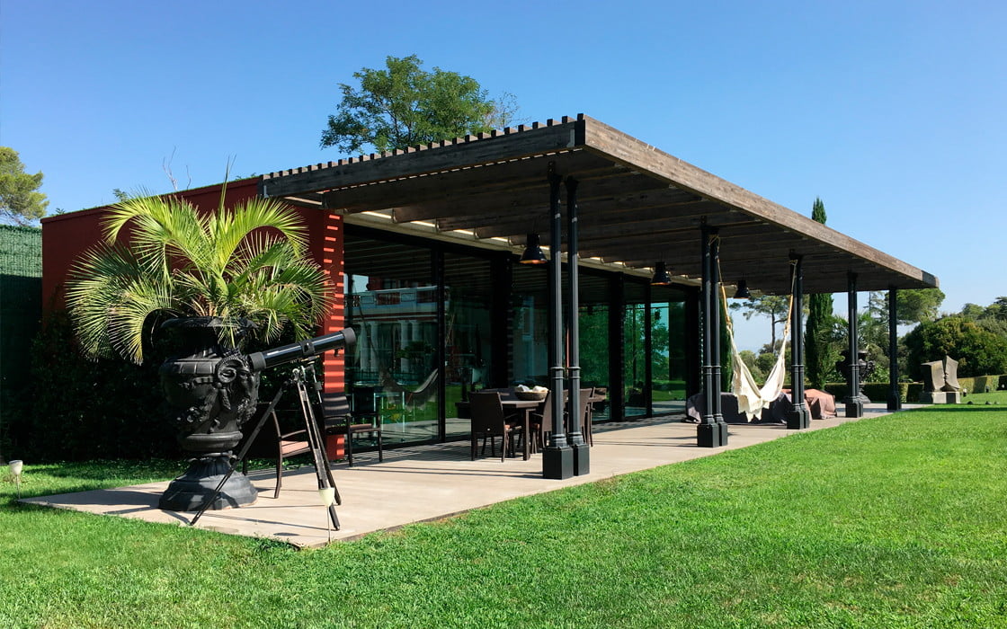 Se visualiza una casa moderna rodeada de césped.