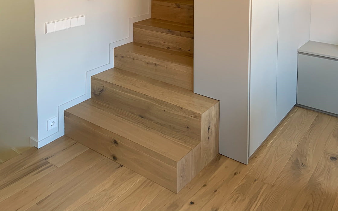 Se muestran unas escaleras de una casa de Sabadell reformada por Altayó.