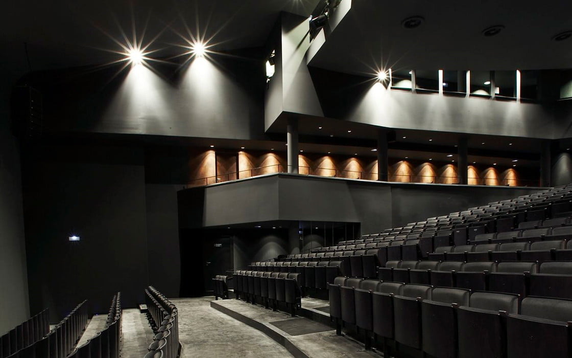 Se puede observar el teatro Goya de Barcelona rehabilitado por Altayó.