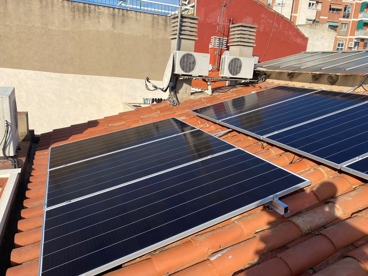 Imagen de placas solares en un tejado.