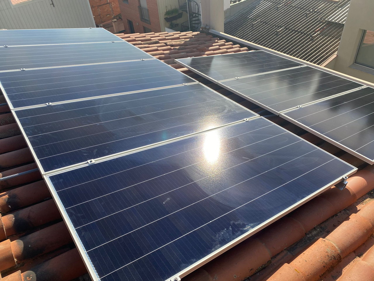 Imagen de placas solares en un tejado.