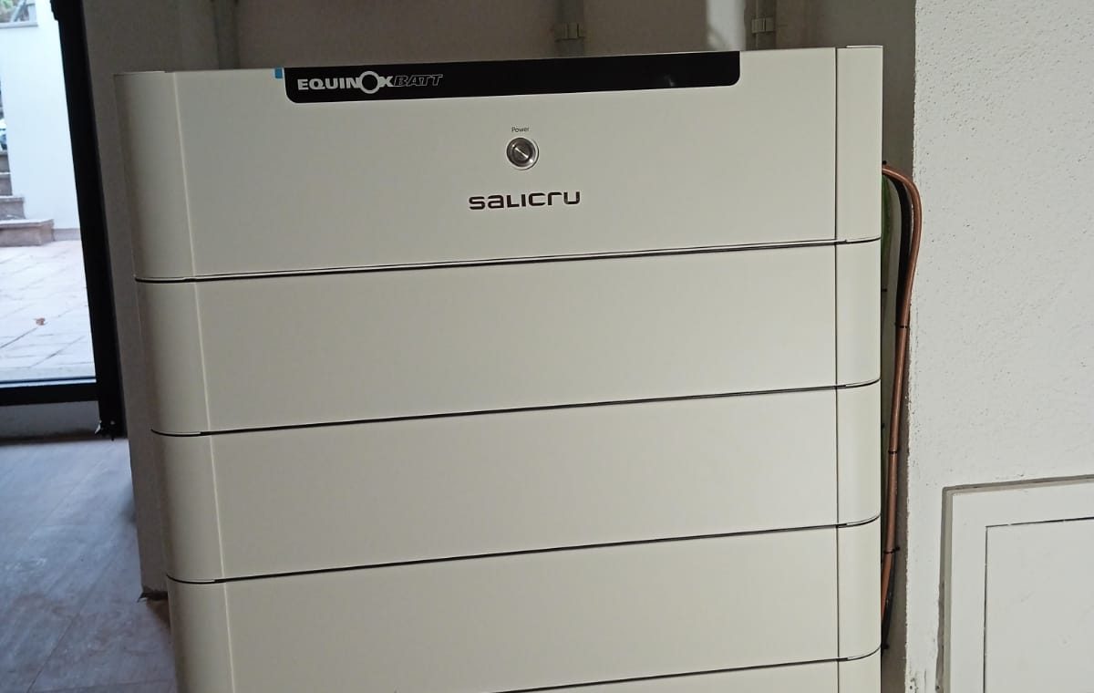 La imagen muestra la máquinaria de Salicru, montada para transformar energía fotovoltaica.