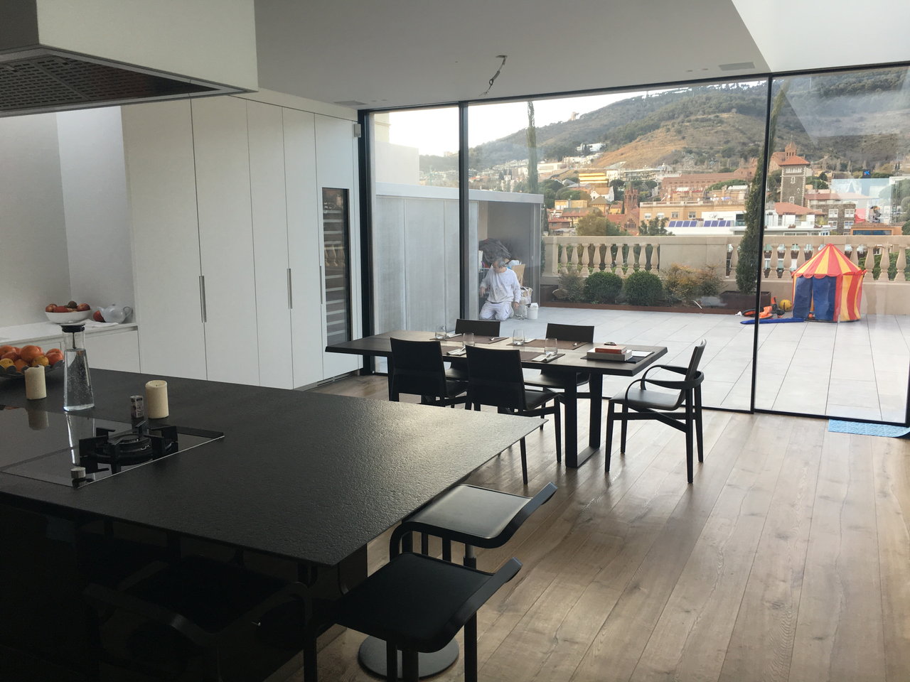 Se muestra el salón de una casa situada en Sant Gervasi.