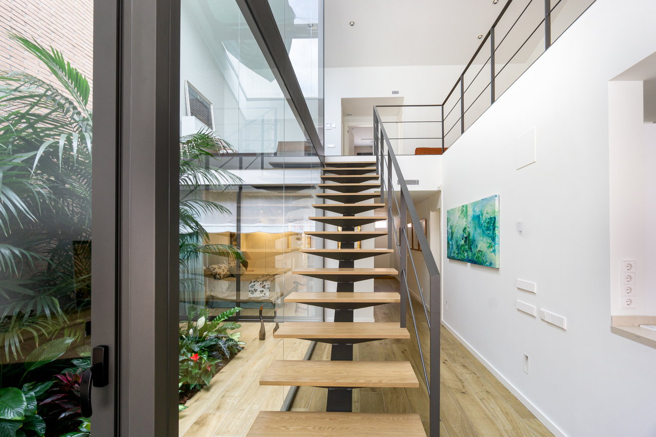 Se observan las escaleras de una casa reformada por Serintalt.