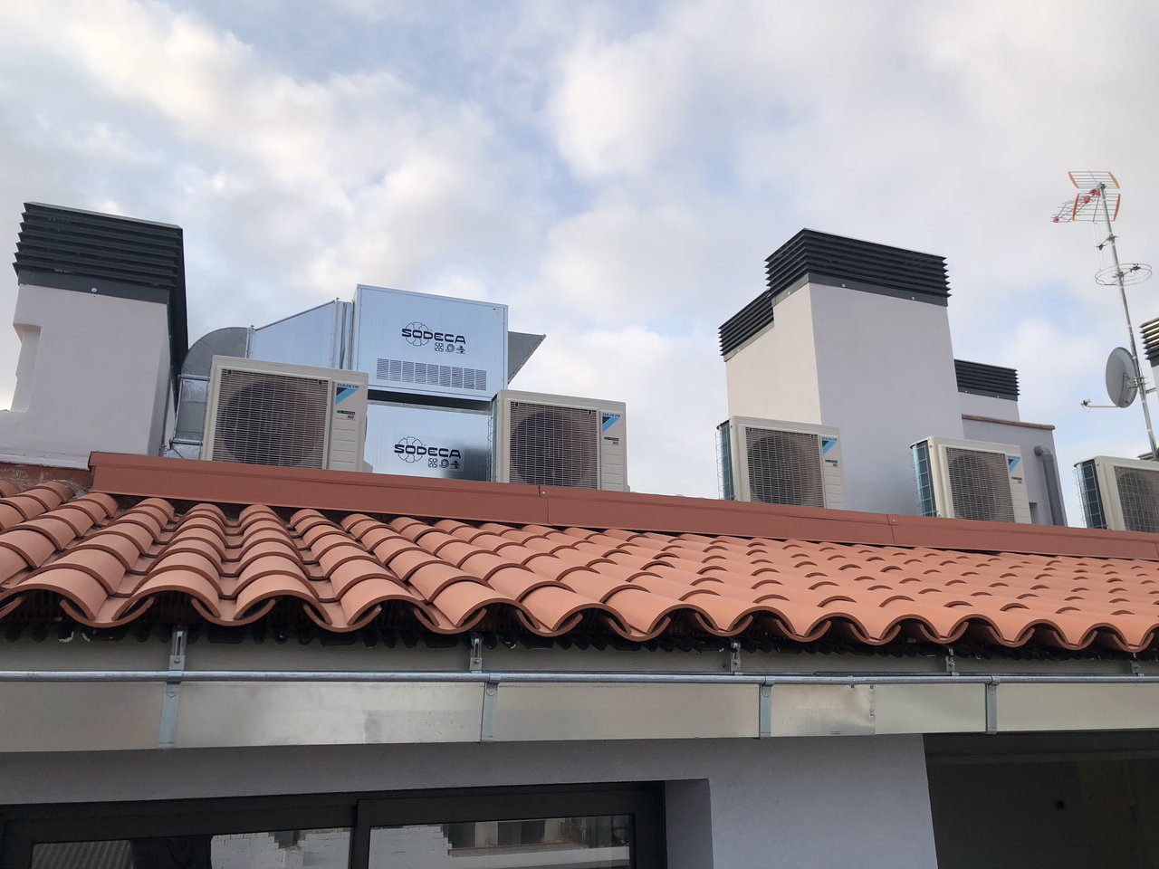 Se observa el montaje necesario en el tejado de una casa para la instalación de superficies radiantes.