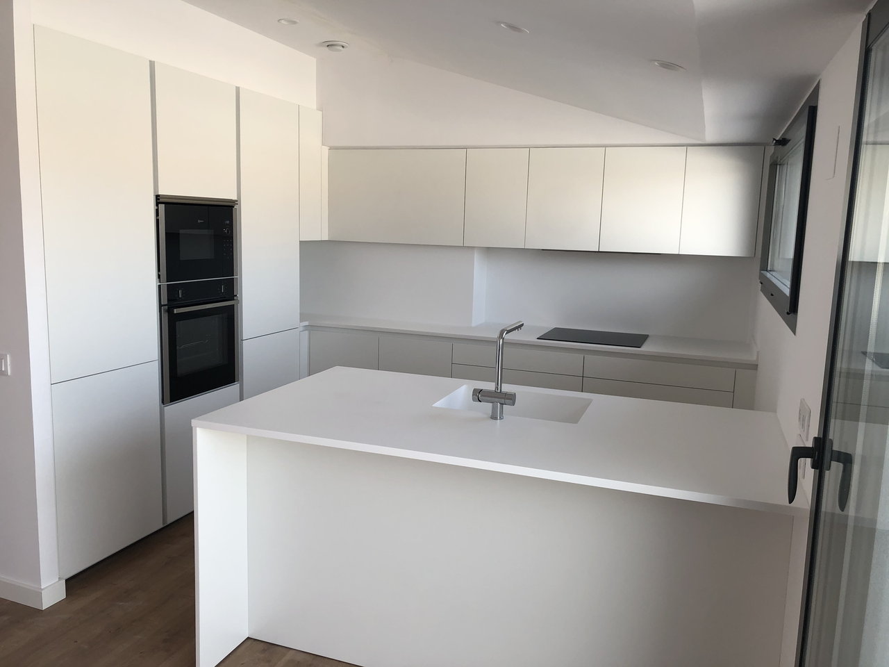 Se muestra la cocina recién reformada de una casa.