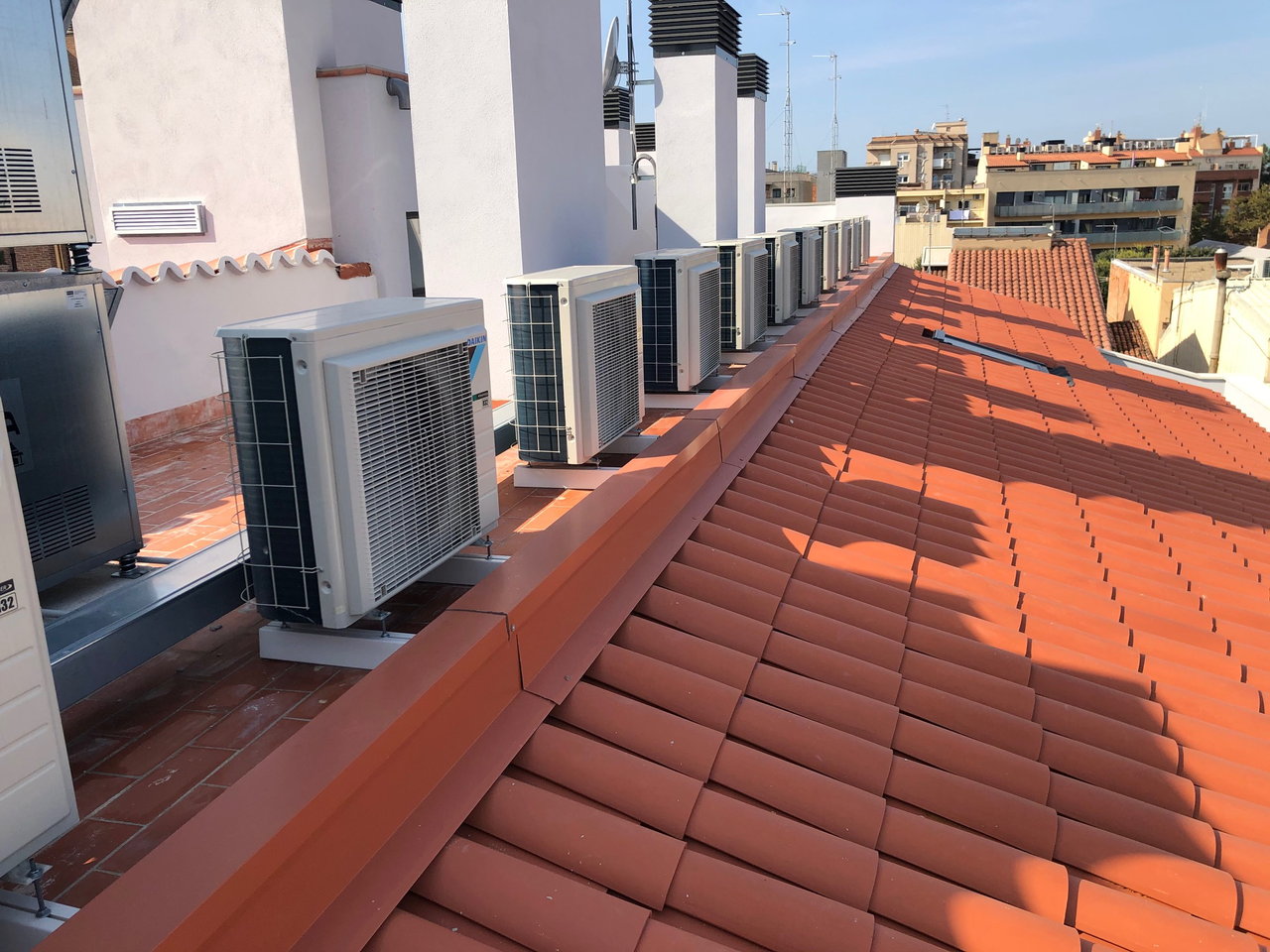 Se observa el montaje necesario en el tejado de una casa para la instalación de superficies radiantes.
