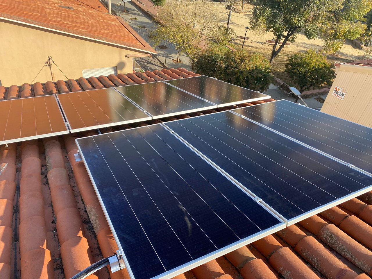 Imagen de placas solares en un tejado.