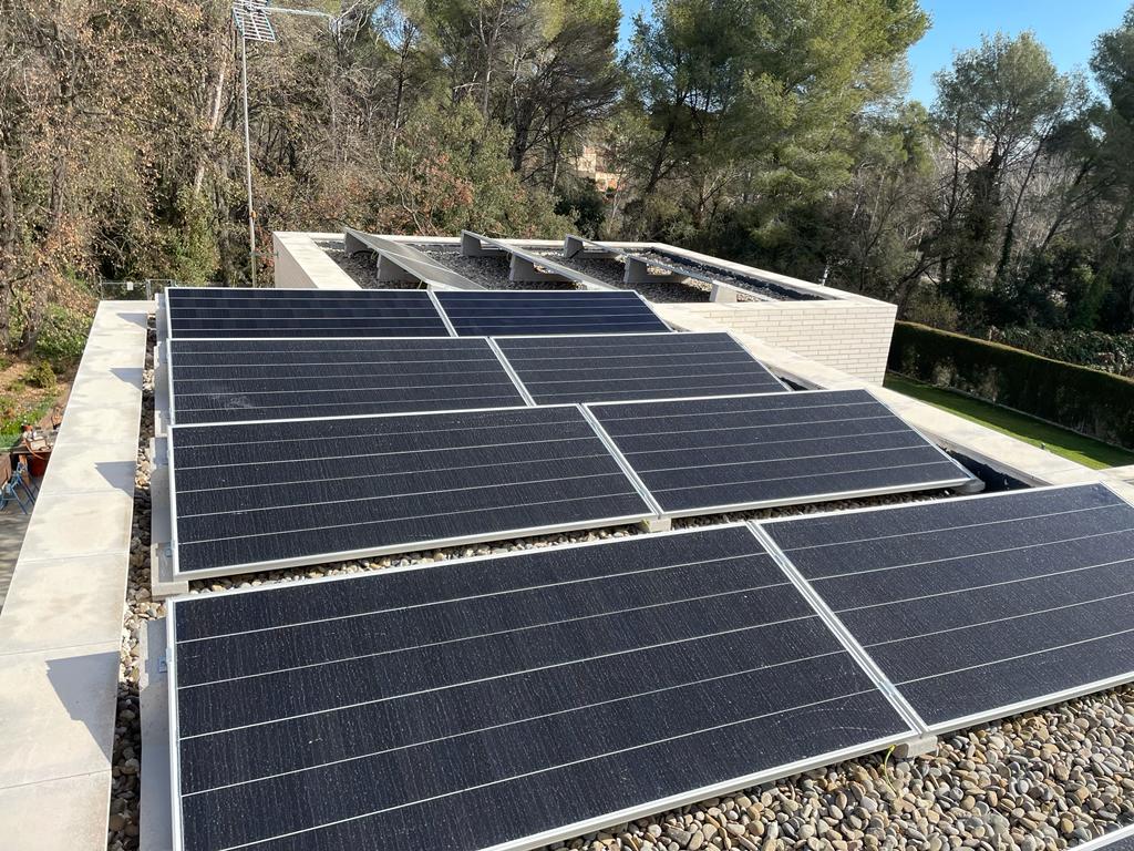 Imagen de placas solares en un tejado.
