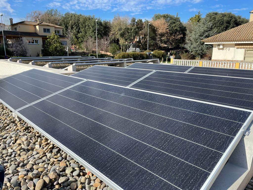 Imagen de placas solares en un tejado.