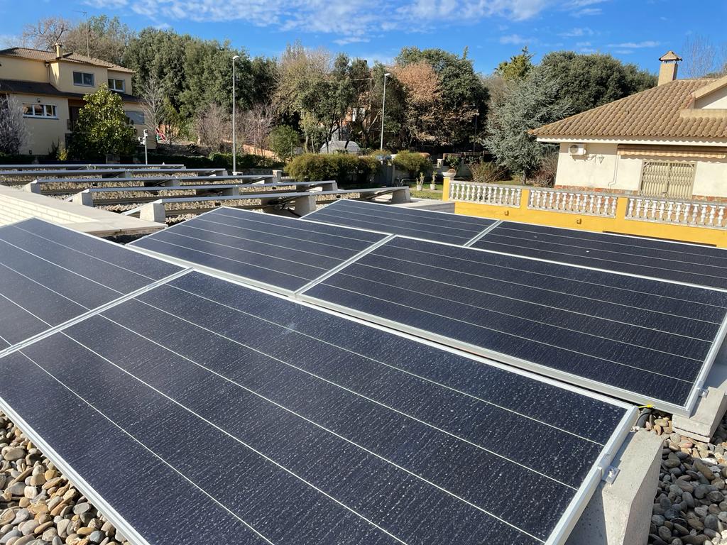 Imagen de placas solares en un tejado.