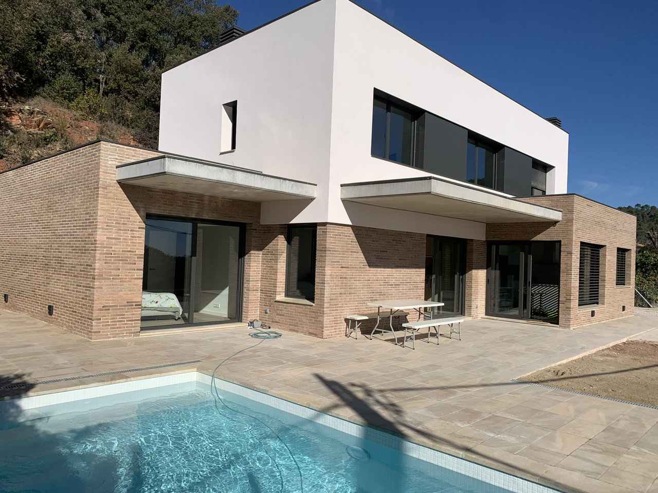 Fachada de casa con piscina en Matadepera.