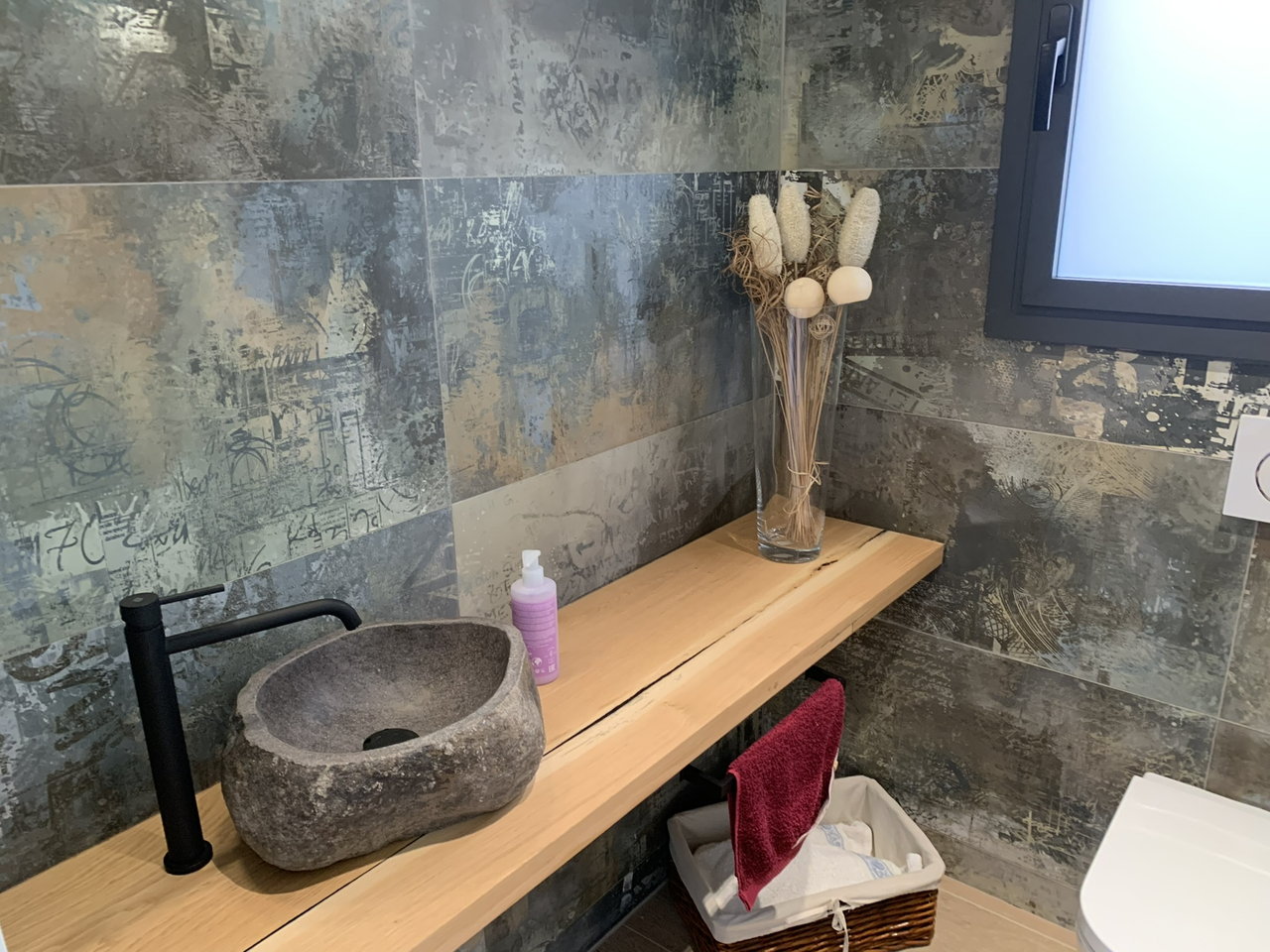 Se muestra el baño de una casa nueva.