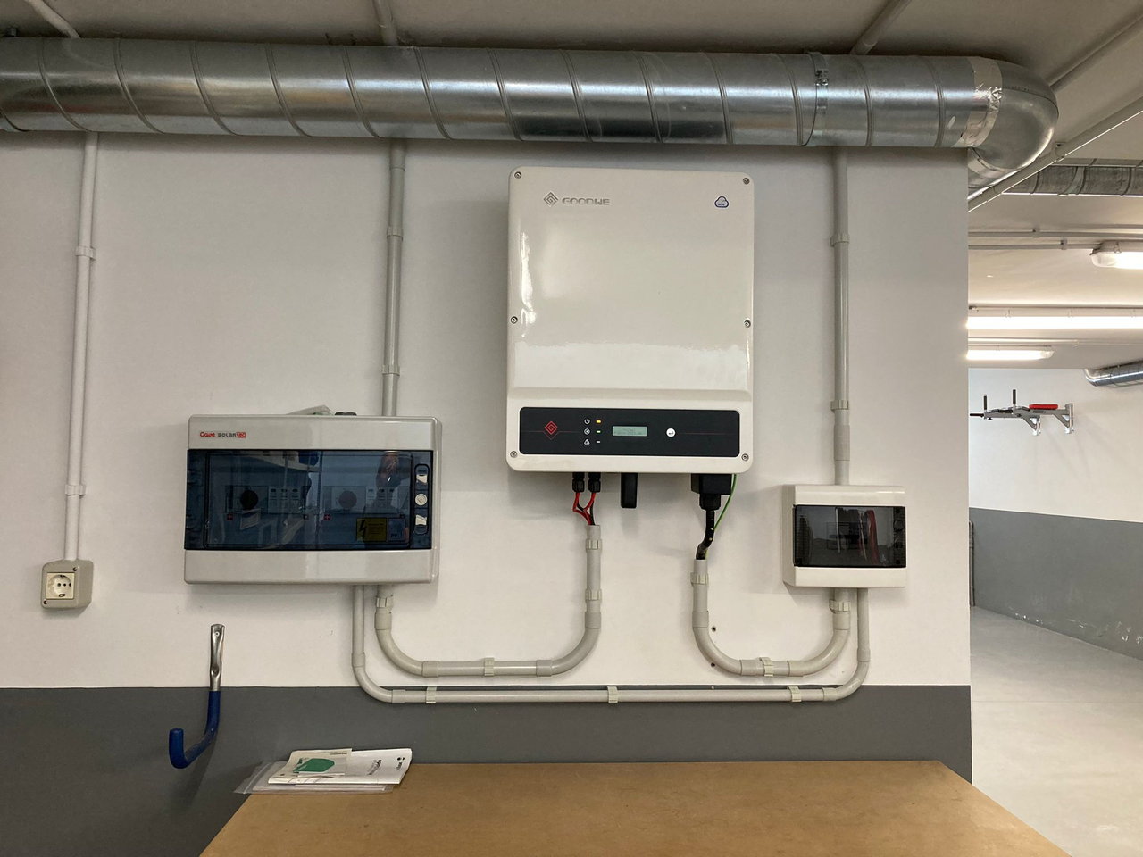 Montaje de transformadores de energía para placas fotovoltaicas.