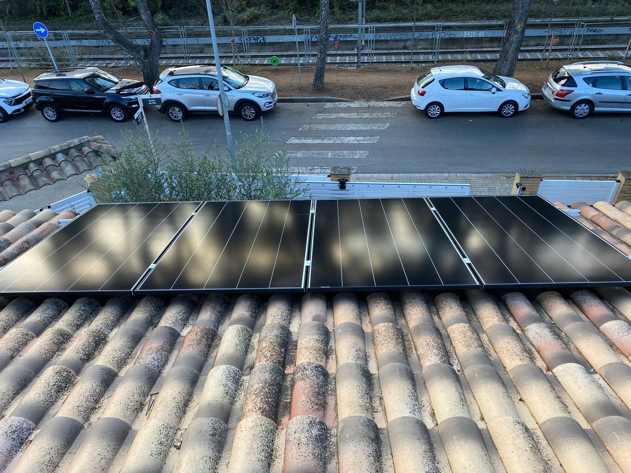 Imagen de placas solares en un tejado.