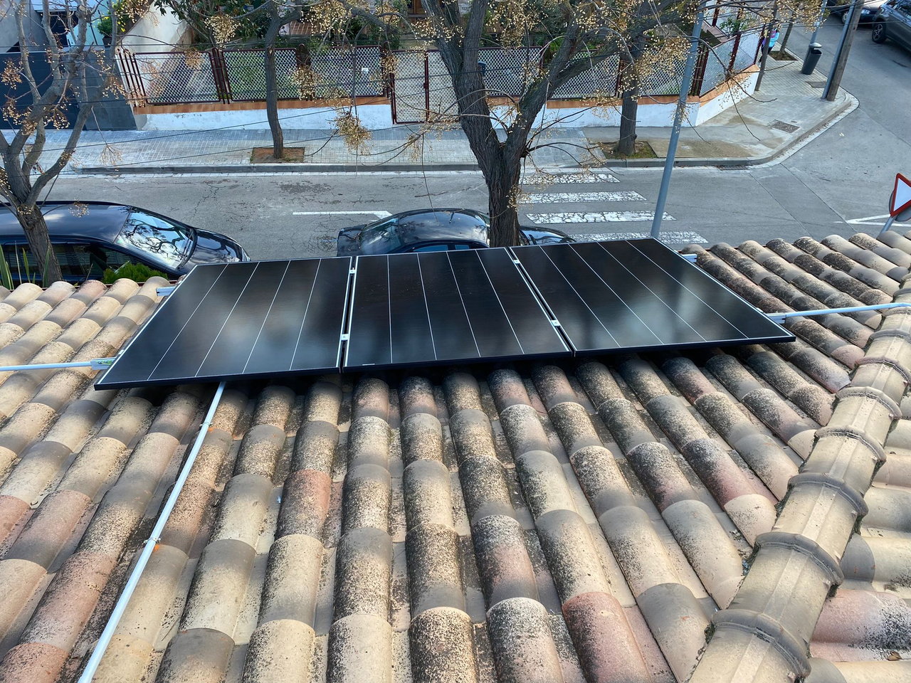 Imagen de placas solares en un tejado.