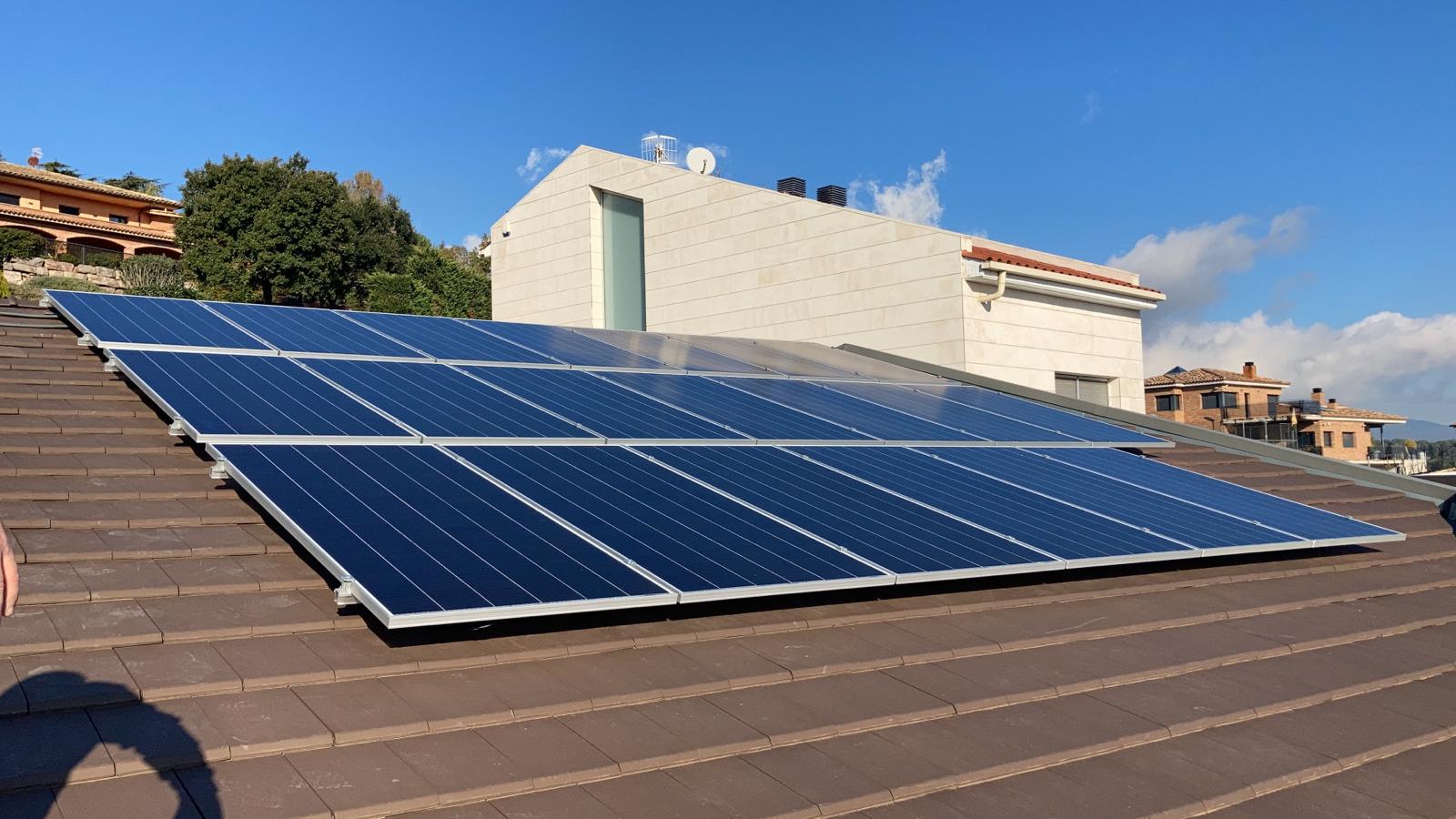 Imagen de placas solares en un tejado.