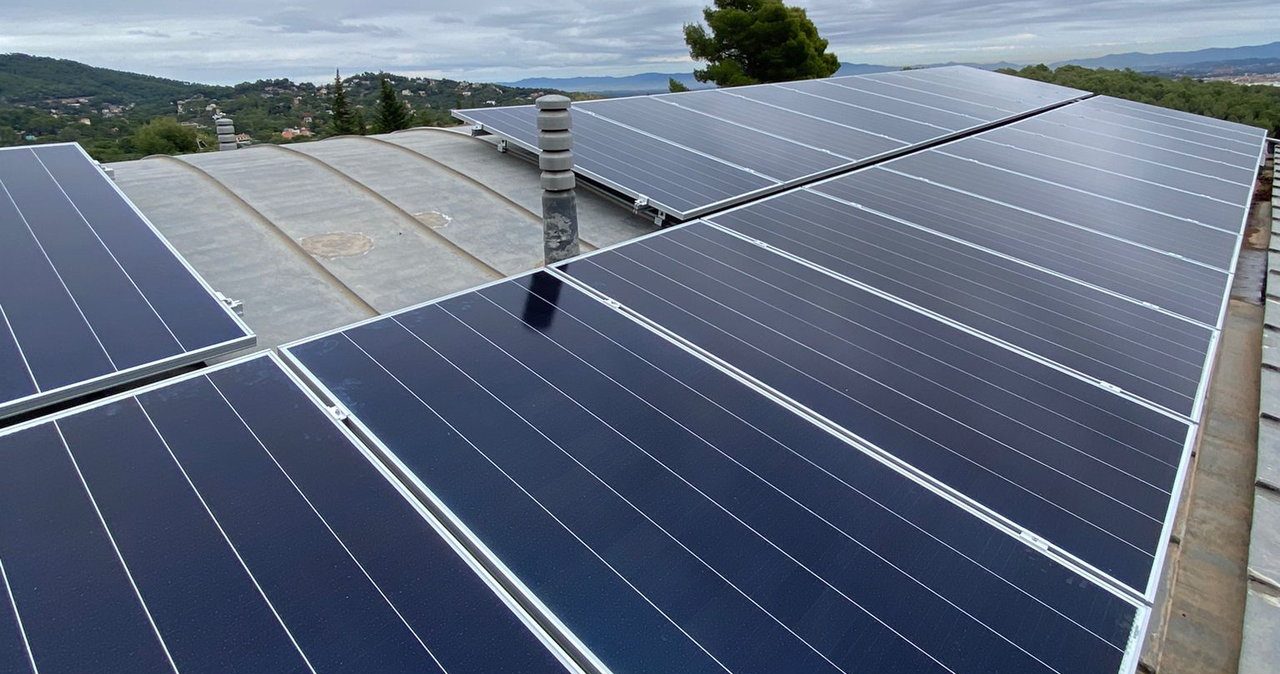 Imagen de placas solares en un tejado.