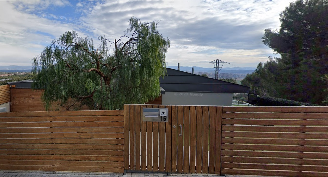 Fotografía que muestra la entrada de una casa situada en el Turó de les Roques.
