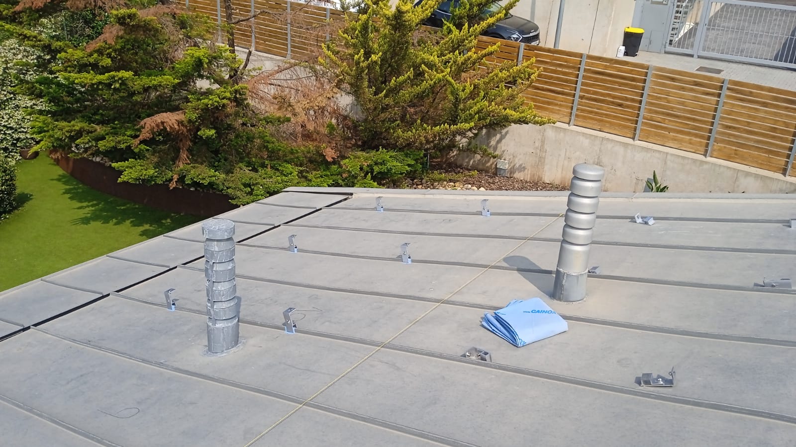 Imagen mostrando el proceso de montaje de placas solares.